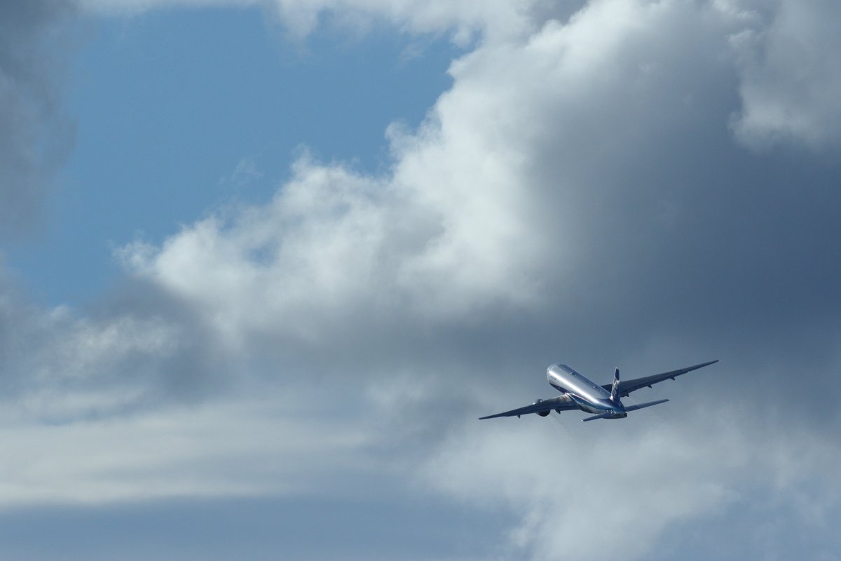 Yassan Kyoto 雲の中を飛ぶ飛行機の姿 ファインダー越しにずっと見てられる 伊丹空港 空のある風景 飛行機 Yassan Kyoto 雲の中を飛ぶ飛行機の姿 ファインダー越しにずっと見てられる 伊丹空港 空のある風景 飛行機