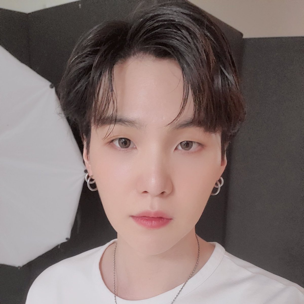 SUGAnews93's tweet photo. [#SUGA_Trends]

우리 윤기 (OUR YOONGI) is currently trending in Korea at #12 as well after the Twitter and Weverse selcas.

#SUGA #방탄소년단슈가 #BTS #슈가 (@BTS_twt) https://t.co/IeRCENAnsv