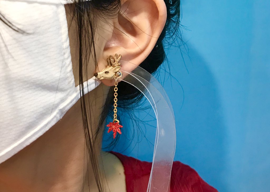 Palnart Poc 新宿ルミネエスト店6f 真っ赤な紅葉と同じ色の蝶に にっこりと微笑むニホンジカ 秋は深い色の小物を身につけたくなりますね ほっこりと心が暖まるような優しいデザインのアクセサリーで素敵な秋を迎えましょう 蝶鹿ピアス 20 Tax