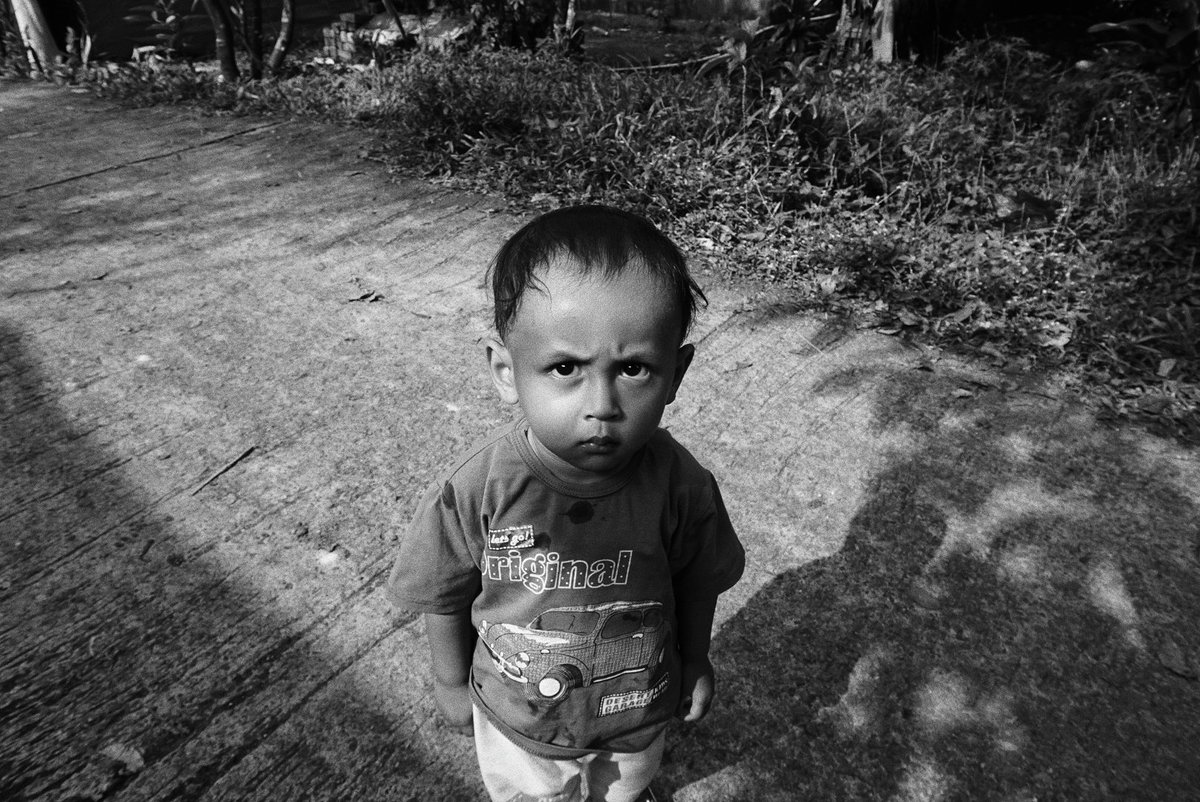 yogish68's tweet photo. potret seorang anak-anak kecil yang sedang bermain di tenda pernikahan. #streetphotography #blackandwhitephotography #blackandwhitephoto #visualstreet #sukabumi #sukabumiphotography https://t.co/oD3jAfNAhF