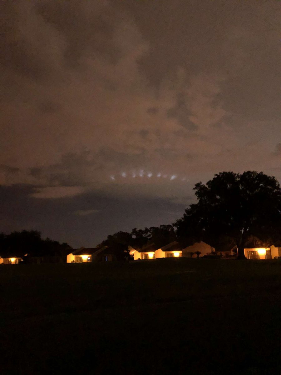 gravity_succ's tweet photo. I downloaded Twitter again just to show everyone this fucking ufo https://t.co/os5ZmGyp3K