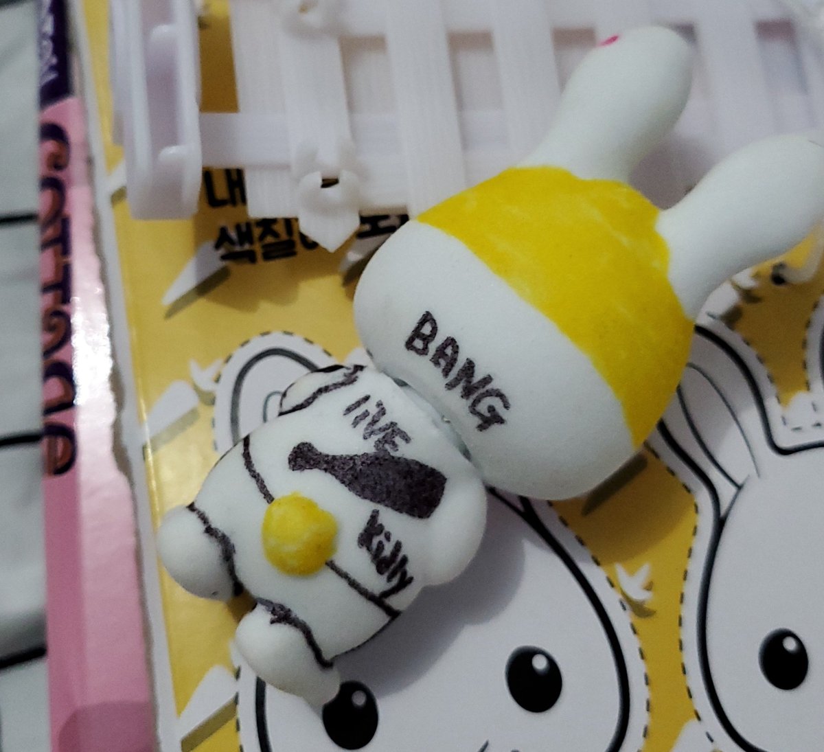 bangbang_min's tweet photo. 방금 알아차린건데 푸지자식 뒤에 차카게 살자 영어로 썼었는데 live kindly 가 아니고 live kidly라고 써져있어 ㅋㅋㅋㅋ쿠ㅜㅜㅜㅜㅜ 푸지자식은 항상 애처럼 철없게 살라는 리더님의 큰그림??? 밍슈 허당미 너무 귀여워 ㅠㅠㅠㅠㅠㅠ 또 이렇게 한번 치인다.. https://t.co/jWxmEsWvZz