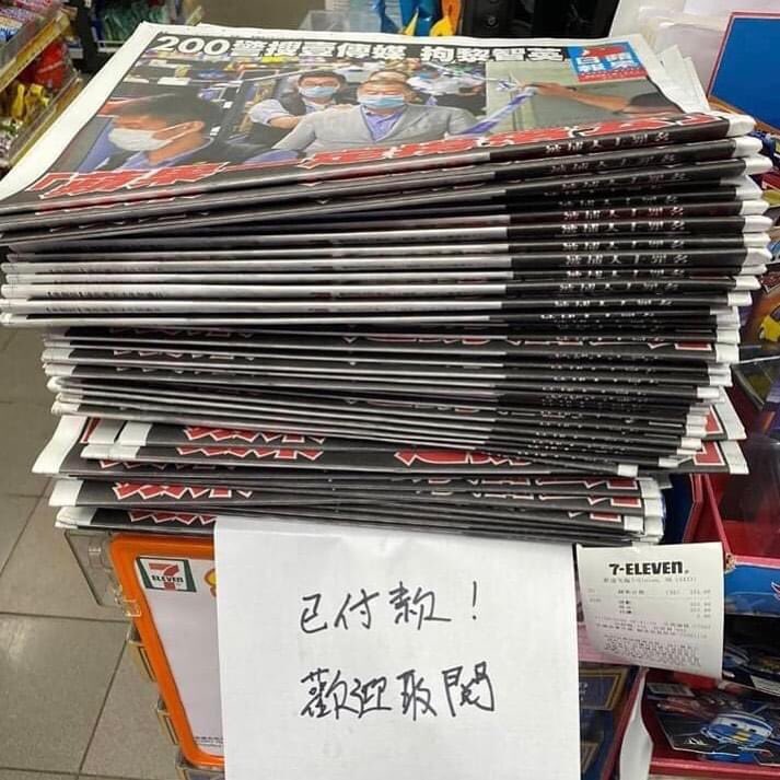 hoccgoomusic's tweet photo. My facebook feed is flooded by images like these the whole morning. 

Can’t stop the tears😭so damn touching....

So proud of Hongkongers!!!!

#AppleDaily 
#JimmyLai https://t.co/4MkM77XnKc