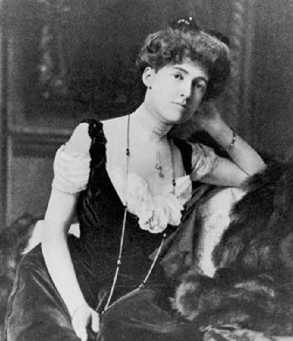 "Si può rimanere vivi...purché non si abbia paura dei cambiamenti, purché non si sia mai sazi di curiosità intellettuali, di interessarsi alle grandi cose, di sapere godere delle piccole".

Oggi nel 1937 moriva #EdithWharton, prima donna a vincere il premio #Pulitzer.

#11agosto.