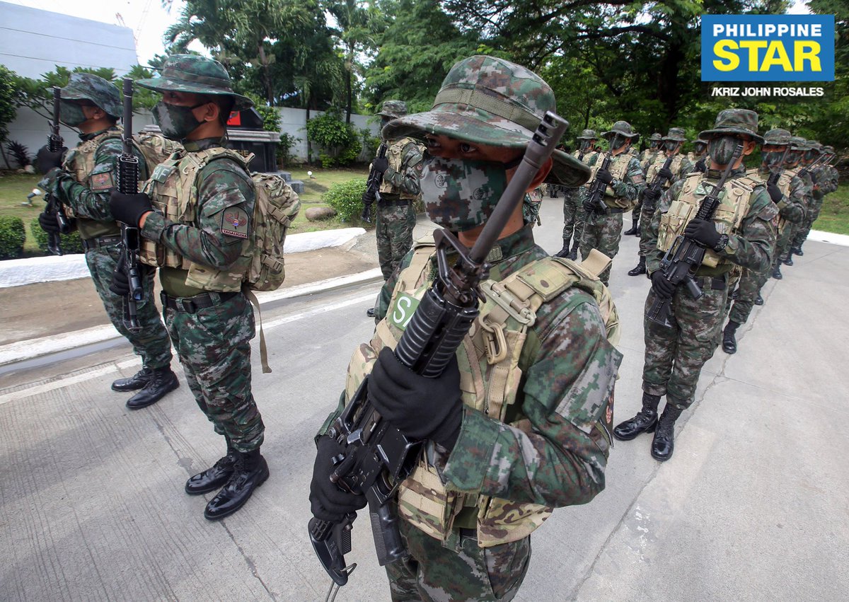 PhilippineStar's tweet photo. Members of the Philippine National Police Special Action Force (PNP SAF) honor their fallen comrades during the SAF Memorial Day 2020 led by Police Lieutenant General Cesar Binag at the SAF Headquarters in Camp Bagong Diwa, Taguig City on Tuesday. https://t.co/Gzm6jZwKqw