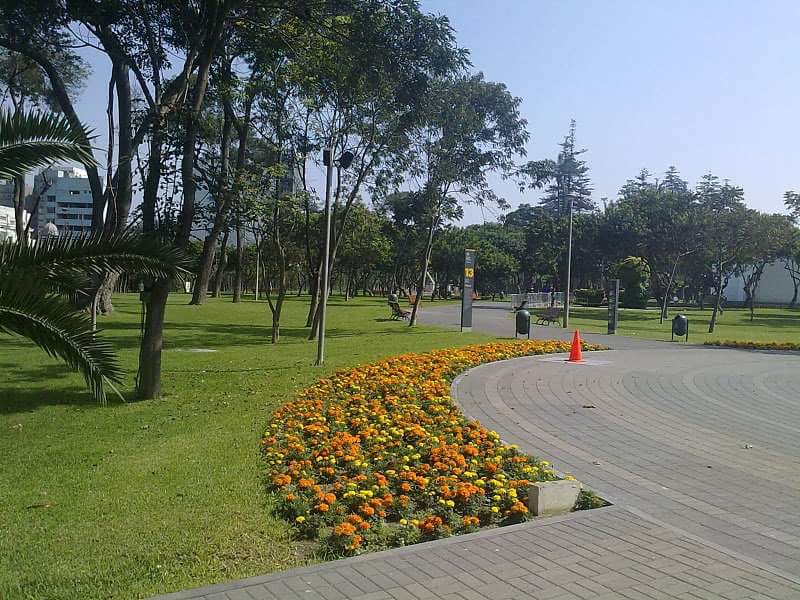 Rwakakamba's tweet photo. Hey @KCCAED, I took this pix in Lima, Peru in 2009.Paved Streets &amp; boulevards for pedestrians &amp; bikers. Efforts on, but when will Kampala look like this? Count on support of all of us. https://t.co/FSxFin3zBP