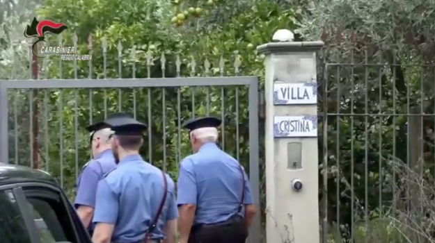 gazzettadelsud's tweet photo. Al centro #migranti di #Varapodio appalti e assunzioni per gli amici: 6 indagati, c'è anche il sindaco https://t.co/LoJ1NSZGYh https://t.co/l9xbJknXhF