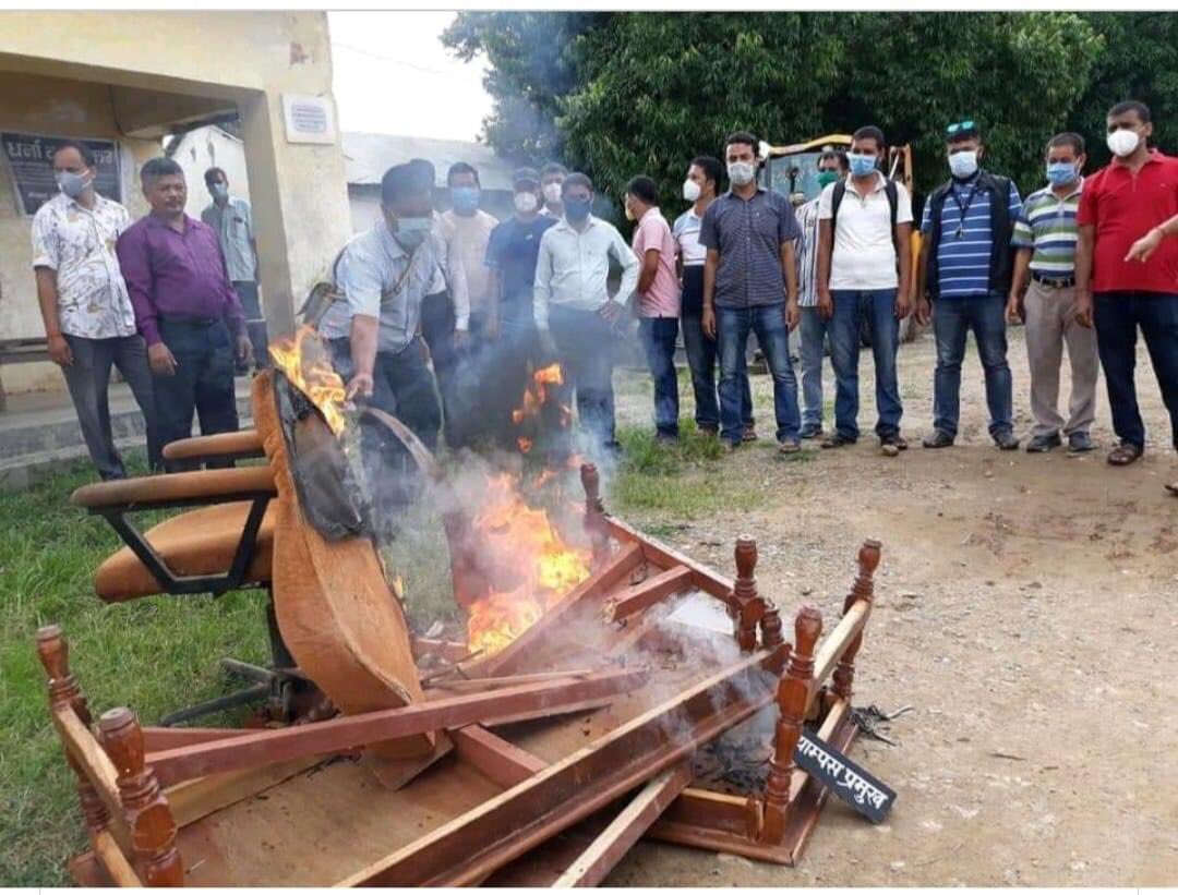 दाङको महेन्द्र बहुमुखी क्याम्पसमा पढाउने गुरुको मखुण्डो धारण गरेका मूर्ख भुसतिघ्रेहरूले आफ्नै सम्पत्ति जलाएको चर्तिकला हेर्दा, यस्ताले कसरी राष्ट्र निर्माण गर्ने जनशक्ति विकास गर्छन्? यिनीहरूले के सिकाउँछन् विद्यार्थीलाई? के विरोध भनेको हत्या गर्ने, जलाउने, तोडफोड गर्ने मात्र हो?