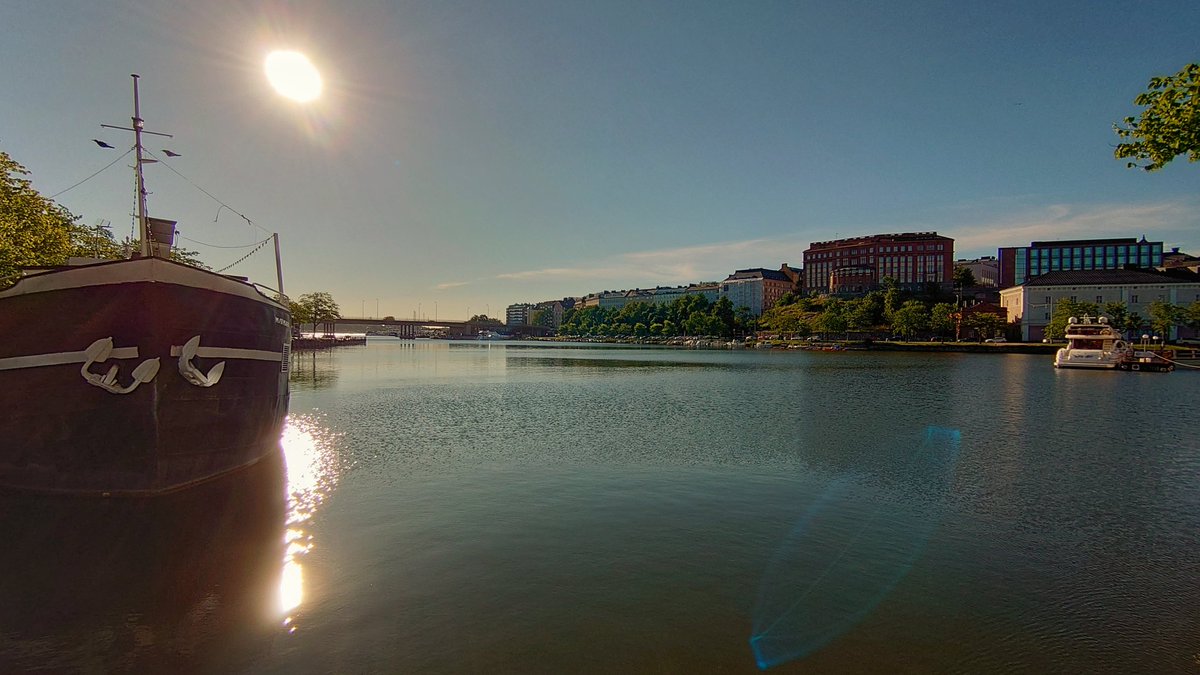 SampsaKettunen's tweet photo. Aamulla kotoo töihin.10.8.2020.
#helsinki #hakaniemi #hakaniemenranta #johnstenberginranta #auringonnousu #sunrise #reflection #loves_reflection #loves_reflections #visithelsinki #näkymä #view #sonyxperia5 #aspmas #mobileshot #mobilephotography #justanothermobileshot https://t.co/yRhPOgnKmM