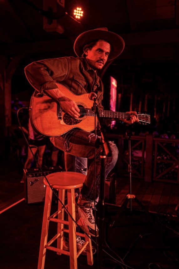 candyTman's tweet photo. @JohnMayer coming to you live from the cornfields of Ohio. #controlleddanger @LeicaCameraUSA #LeicaQ2 #ChappelleSummerCamp https://t.co/gqc1AcTzTF