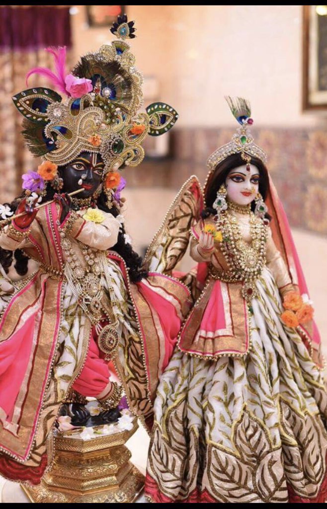 NagarShab96's tweet photo. न द्वारका में मिलें बिराजे,
बिरज की गलियों में भी नहीं हो।
न योगियों के हो ध्यान में तुम,
अहम जड़े ज्ञान में नहीं हो।

तुम्हें ये जग ढूँढता है मोहन,
मगर इसे ये खबर नहीं है।
बस एक मेरा है भाग्य मोहन,
अगर कहीं हो तो तुम यही हो।

@DrKumarVishwas 
#श्री_कृष्ण_जन्माष्टमी https://t.co/R3yz4rnUaT