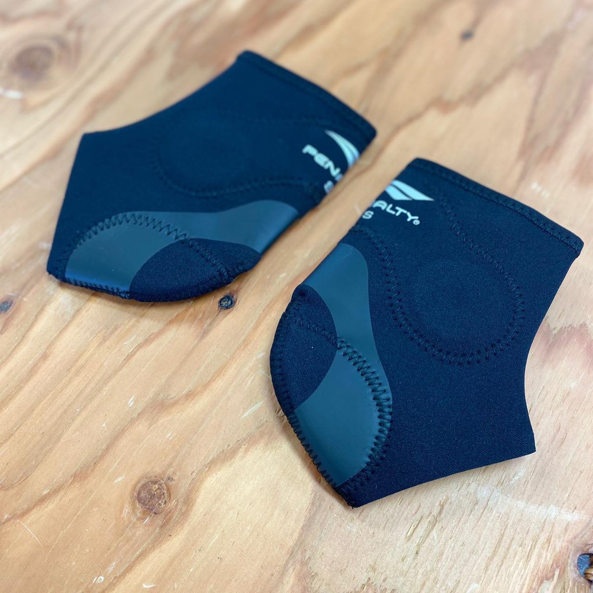 スポーツミツハシ ありがとう110周年 No Twitter かかとの痛みのお悩み 成長痛がある方に Penalty アンクル ヒール サポーター 骨の形成途中である小学生 中学生にかけての成長痛を 緩和するサッカー専用サポーター お子さんだけでなく 一般のプレイヤーにも