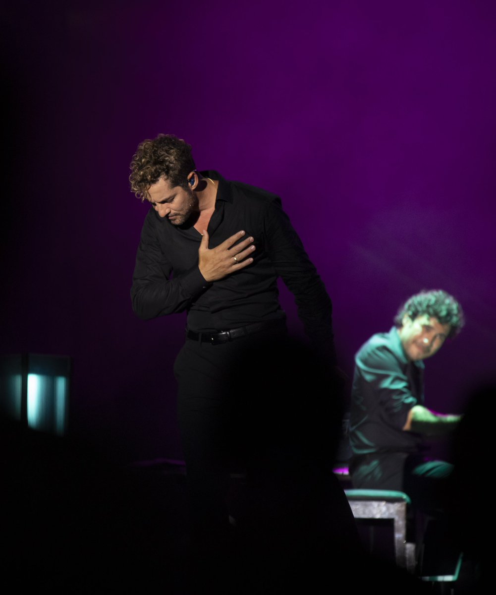davidbisbal's tweet photo. Buenos días mi gente. Qué os parecen estas fotos? Cuando ves la foto del escenario no parece muy distinta a la de los conciertos de antes. Pero cuando ves la del público, impresiona. Lo importante es que se pueden hacer, y muy bien. Un abrazo y mucha fuerza a todos. https://t.co/Tnm5PtnhgM