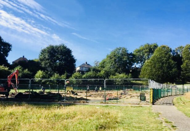 _KateMartin__'s tweet photo. We are installing the new Play Area at Daisy Dip, #Swaythling - a castle-themed 🏰 area, circled by a ‘moat’ of wild-flowers 🌼 &amp; accessed via bridges! Thank you ‘Friends of Daisy Dip Group’ &amp; CityServices 🚛- another great community project 👍👏 #sotonplace #greencity https://t.co/XdK7f7sRf9