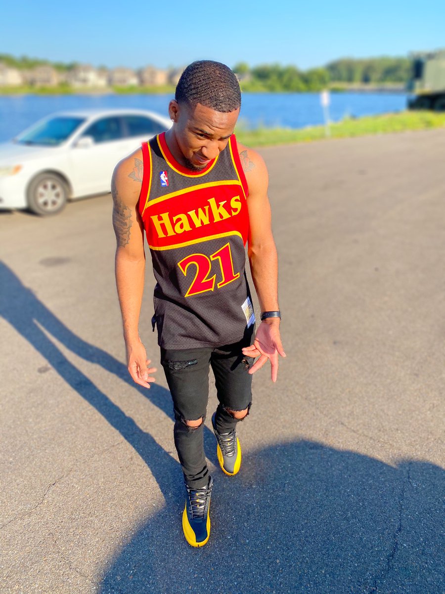 almightycoby1's tweet photo. Only thing I know to do is shit on y'all when I'm pissed off. 💛🦅 https://t.co/wg4yg2ebDz