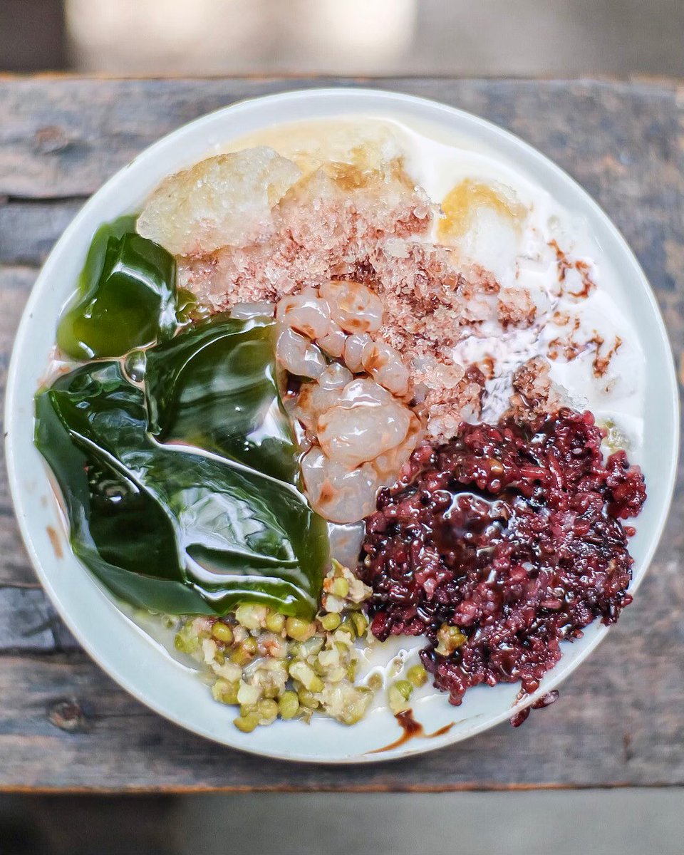 javafoodie_'s tweet photo. Es Campur tradisional Pak Bejo. Es campurnya masi medhok banget, bukan es campur kekinian. Pake bubur kacang ijo, ketan item, cincau,cendol, terus dikasih santen. Semuanya homemade. 

Lokasi Jl. Wiyoro Kidul, Wirono, Baturetno, Kec. Banguntapan, Bantul, 
Harga : 6rbuan https://t.co/gKZlQpkhav