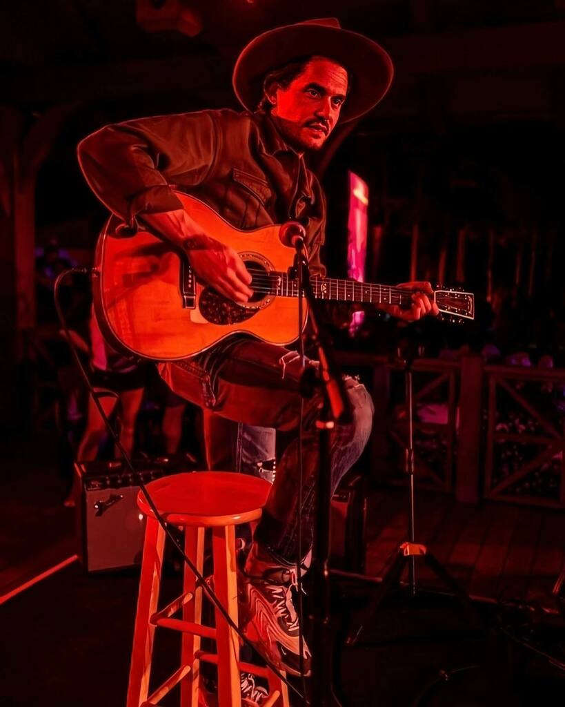 JohnMayerUSA's tweet photo. @johnmayer coming to you live from the cornfields of Ohio.
#controlleddanger @leicacamerausa #LeicaQ2 #ChappelleSummerCamp
📷 Mathieu Bitton @candytman
📍Yellow Springs, OH (Aug. 09, 2020) https://t.co/SgjrY5HgPf https://t.co/mum1dDaXsk