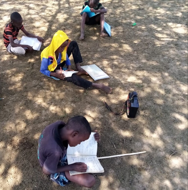 osusan12's tweet photo. @ALP_program children are learning at home. Digital learning has become the new normal👌. @ZiziAfrique @SafaricomFDN distributed workbooks, readers and solar radios to help learners who are disadvantaged in Turkana, Bungoma and Tana-River counties. #learningmustcontinue https://t.co/orIw6Z6J4J