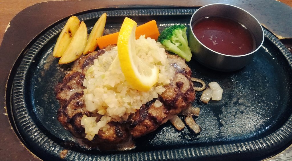 今日で、結婚一周年(･д･)
といっても特に何もないけど、お昼は旦那さんが半休とって帰ってきてくれたので、お肉食べてきました☆彡