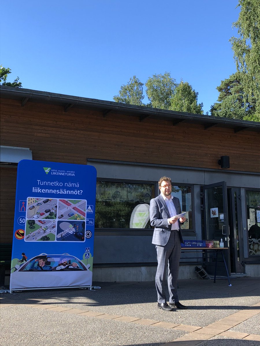lvmfi's tweet photo. Liikenne- ja viestintäministeri @TimoHarakka onnittelee uusia koululaisia @Liikenneturva’n  koulujenalkutilaisuudessa. ☀️

”Liikenneturvallisuus on meidän kaikkien vastuulla, se on yhteispeliä.”

#näelapsiliikenteessä #koulujenalku https://t.co/ltKc0jFT9O