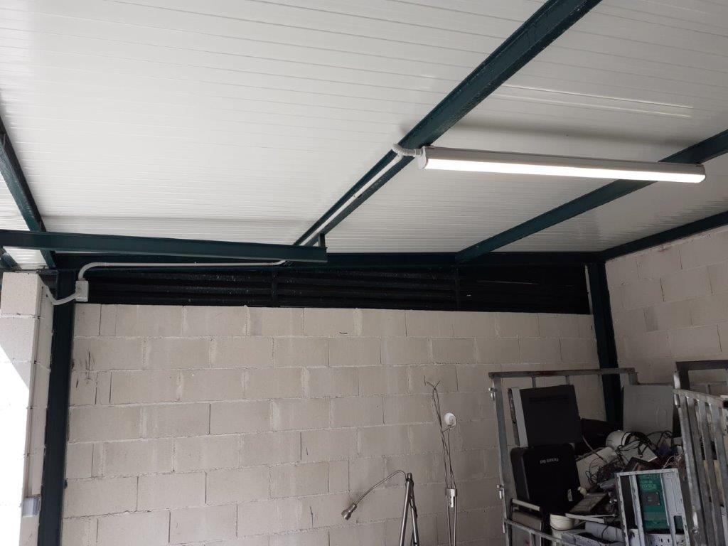 PEstraee's tweet photo. Hoy conocemos las obras de mejora realizadas en el marco del @PEstraee en los nuevos ecocentros de #Nigrán  (📸 1 -2) y #Meaño (📸 3-4).
#Estraee en un proyecto co financiado por @depo_es y @poctep
 para optimizar la recepción y tratamiento de los #RAEE 

#economíacircular https://t.co/iIob2nRBlh