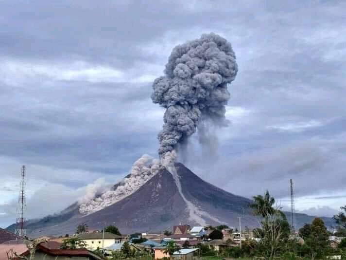 Keadaan Gunung berapi sinabung di indonesia 11/08/2020 #Indonesia  #IndonesiaVolcano  #prayforindonesia
