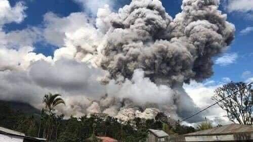 Keadaan Gunung berapi sinabung di indonesia 11/08/2020 #Indonesia  #IndonesiaVolcano  #prayforindonesia