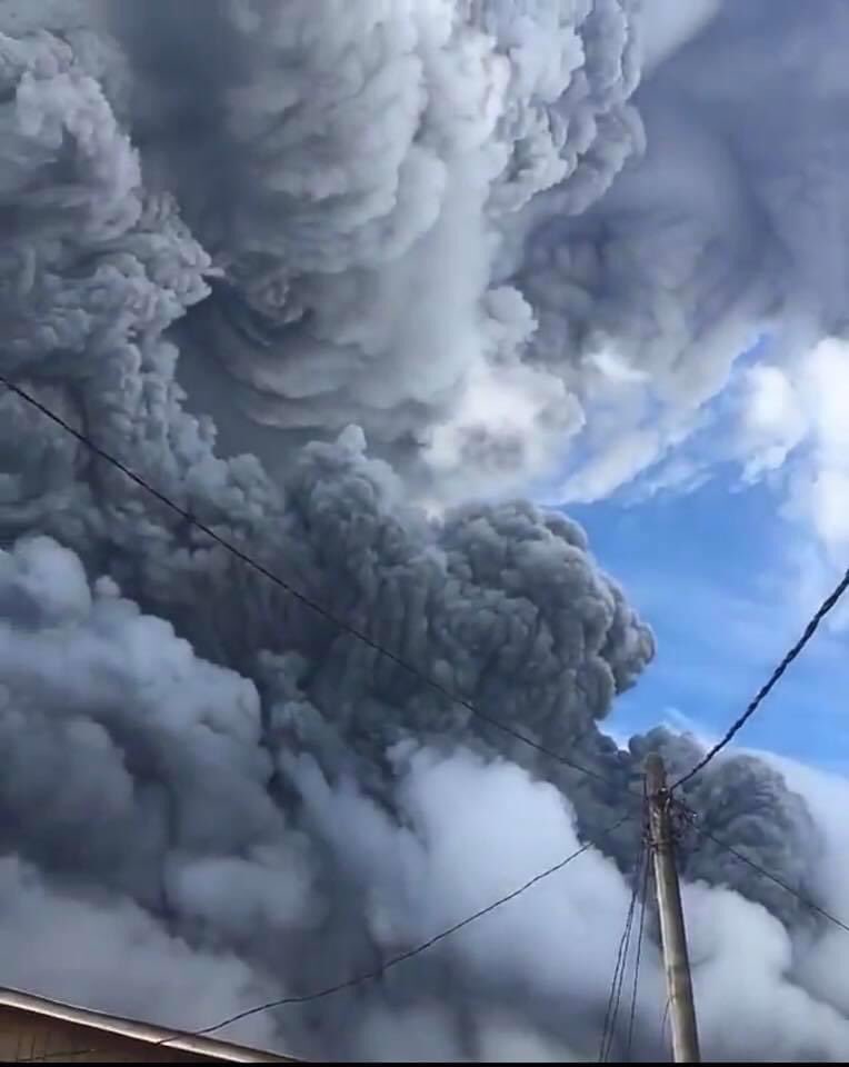 Keadaan Gunung berapi sinabung di indonesia 11/08/2020 #Indonesia  #IndonesiaVolcano  #prayforindonesia