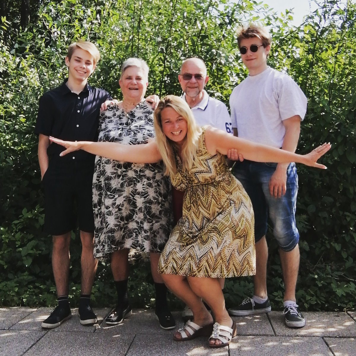 FeldNanna's tweet photo. Jeg er ustoppelig og min familie ved det og de elsker mig heldigvis som jeg er❤️☀️💃🏾på godt og ondt 🙏
I weekenden fejrede vi at jeg nu er certificeret Mental Træner og Performance Coach ved @rasmusbagger
Smilet er stadig stort😊😊😊

#ExamResults #MMT
@Chainable_dk https://t.co/dMRpK6wn0u