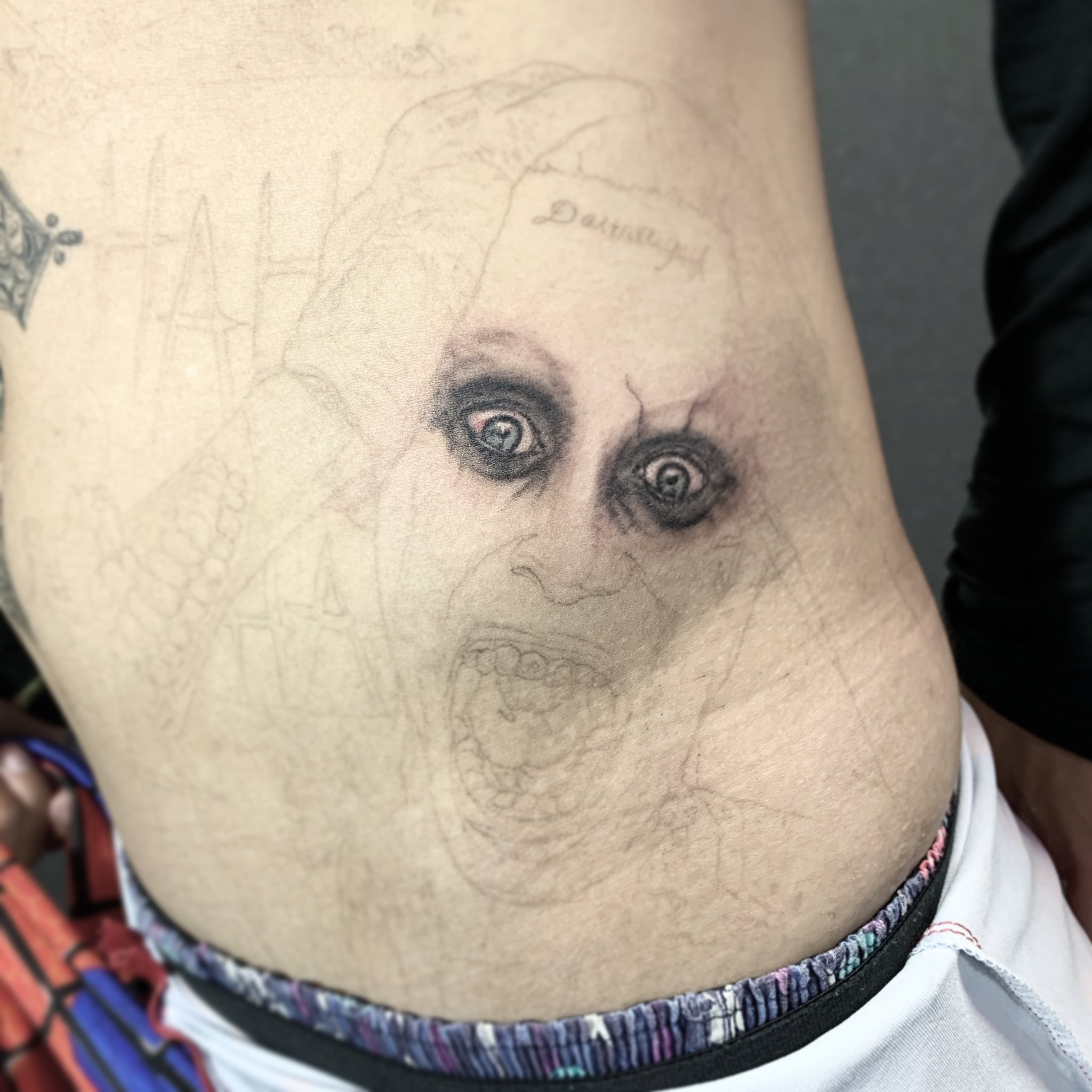 2face Tattoo Studio Inprogress スーサイドスクワッドのジョーカー色付け入りました タトゥー タトゥーデザイン タトゥーアーティスト タトゥースタジオ 刺青 刺青師 千葉タトゥー 木更津タトゥー 沖縄タトゥー Tattoo Joker