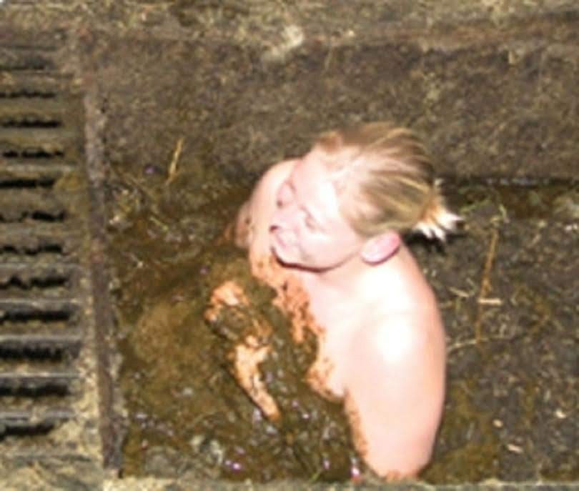 Allgäuer bauer ist über allgäuer Urlauberin verärgert ! Weil sie zur neuen gülleverodnung steht ! Vor zorn steckte der landwiert die urlauberin im stahl in den vollen gülle kanal rein ! Er sagte wen du schon dafür bist kanst du das in der gülle das ausbaden