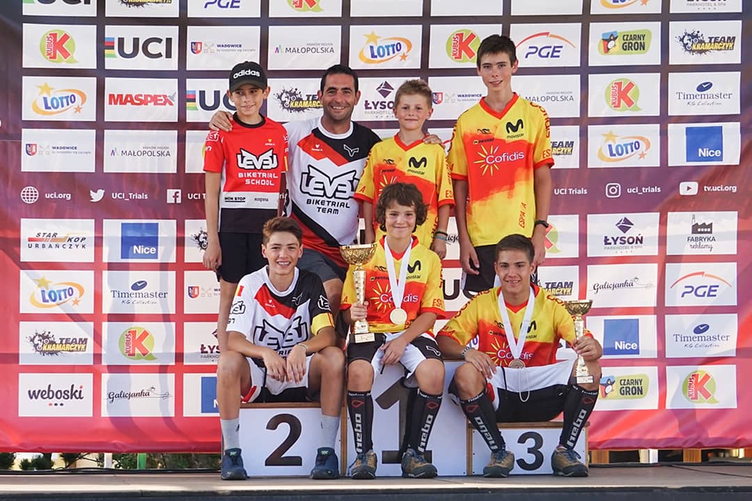 levelciclisme's tweet photo. 🥇🥇🥇🥈 Avui fa un any, sis pilots de l'escola eren als Jocs Mundials de Polònia. L'Alba Riera es proclamava Campiona del Món 🥇, en Martí Riera tercer del món🥉 i els dos eren Campions del Món per equips🥇🥇. #LevelTrial #EscolaTrial #Osona @ciclismecat https://t.co/71EmsozxiI