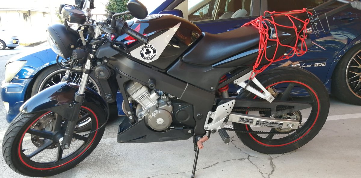 Relucenter's tweet photo. バイク買って納車しました！
意味わからんカスタム(魔改造)された個体なのでナンバー隠しても意味無いくらいですw
#CBR125R 
#JC34 https://t.co/C66qqdKUsW