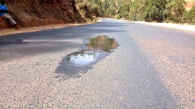 CarolyneMbithe's tweet photo. Magnetic Kyamwilu Hill.
Along the #Machakos - #Kangundo road lies amazing #Kenya magic hill that defies gravity where one can go uphill on free gear for about 100m.
If you pour water on the road it moves upwards instead of the opposite direction as one might expect. #Africa https://t.co/Ed9KLCn7mh