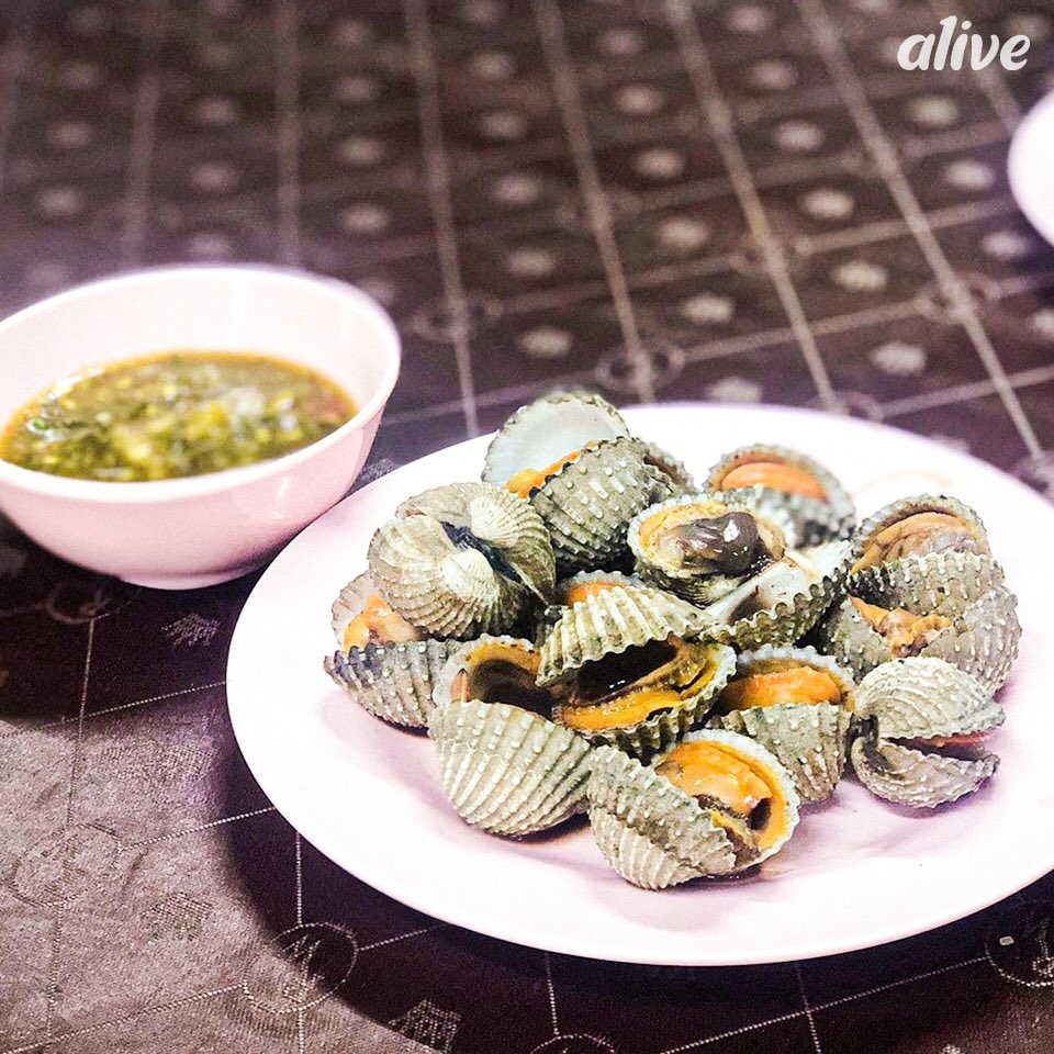 alivebyspring's tweet photo. เสิร์ฟมาร้อนๆ เปิดฝามาควันร้อนลอยหอมฉุยมากๆ
วุ้นเส้นเหนียวนุ่ม ไม่เป็นก้อน รสชาติกลมกล่อมลงตัว

แถมยังมีหอยแครงลวกสดๆ ให้สั่งด้วยนะ https://t.co/C8vHb9nYSD