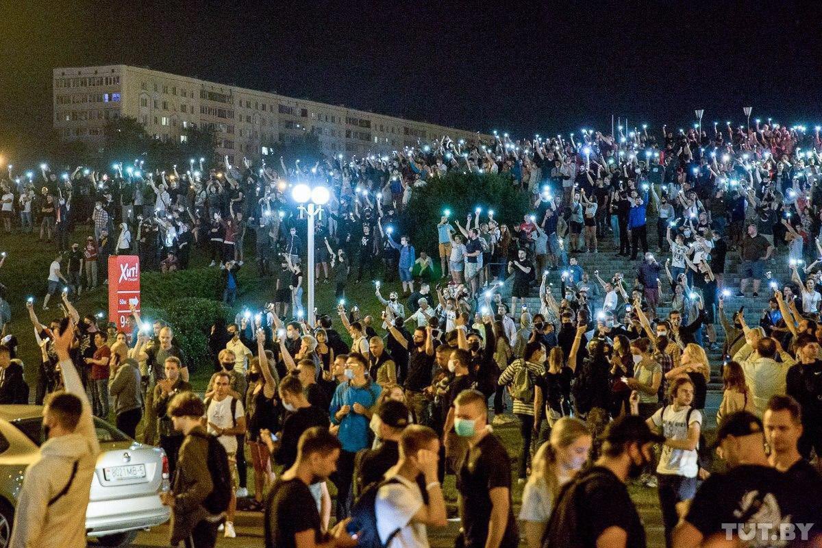 People in Belarus currently need a huge support of the world, a help to raise awareness about what they’re going through since the internet is shot down throughout the country and media is absolutely distant. Here’s a thread to learn: #BelarusFreedom  #BelarusProtest  #Belarus2020