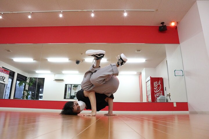 STOMP_kurashiki's tweet photo. 明日はブレイク基礎のレッスンあります‼️一人一人に合わせて指導するので、未経験でも大丈夫です😁‼️
室内シューズ、マスクと水分、必ずご持参お願い致します😊‼️
#YUICHIRO
#BREAK_DANCE
#studio_STOMP
#Kurashiki https://t.co/Kr2vtCB3U5