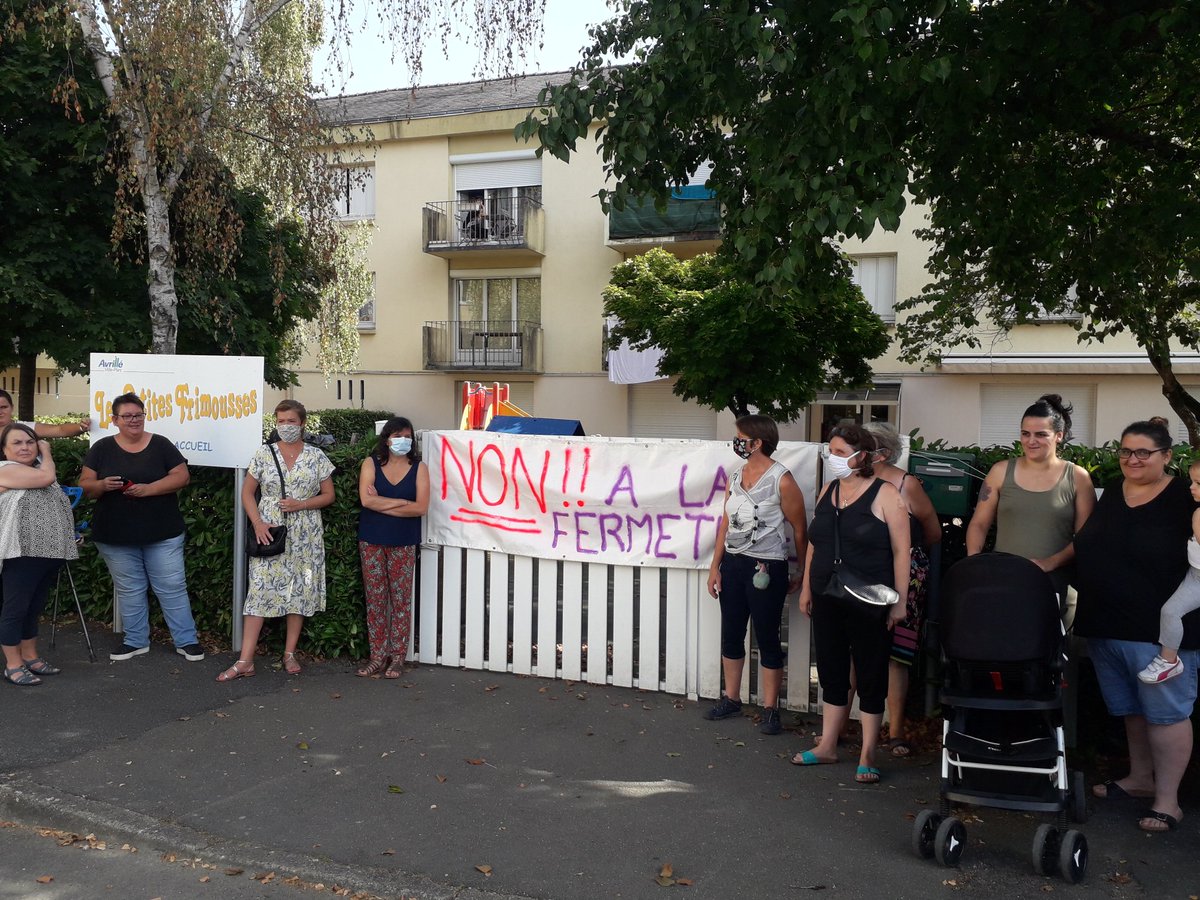 E_LemoineMaulny's tweet photo. Soutien ce matin à la crèche Petites Frimousses menacée de fermeture. https://t.co/d6WE2PO7fM