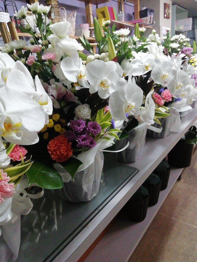 フラワー花水木 中のスタッフ さぁお盆も終盤にさしかかってまいりました 今年は配達が多いなぁ 後はここから週末まで１００メートル走の様に走ります まだまだお盆のお花用意してます ８月はお盆の月 札幌twitter会 フラワー花水木 札幌駅エスタ