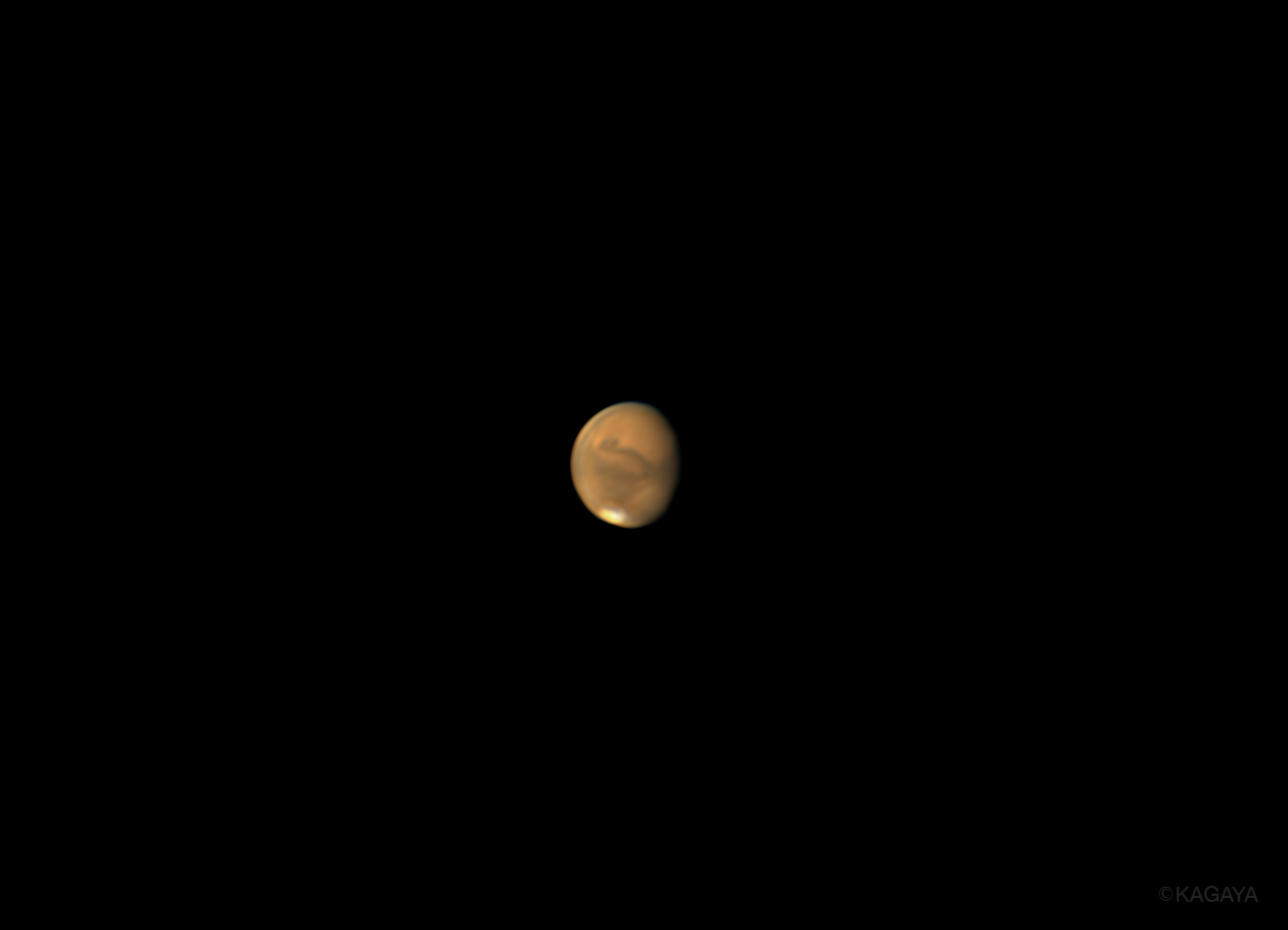 Kagaya 最近 夜中に東の空で明るく輝いている赤い星は火星 これから秋にかけて地球との距離が近くなるためさらに明るくなっていきます 写真は先日 望遠鏡を使って撮影した火星です 白く輝く部分は極冠とよばれ 二酸化炭素と水の氷でできています Kagaya 最近 夜中に東の空で明るく輝いている赤い星は火星 これから秋にかけて地球との距離が近くなるためさらに明るくなっていきます 写真は先日 望遠鏡を使って撮影した火星です 白く輝く部分は極冠とよばれ 二酸化炭素と水の氷でできています