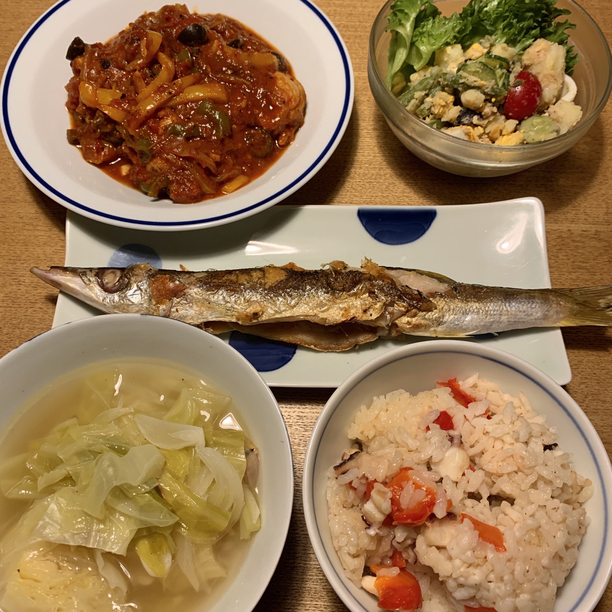 ひびき En Twitter パプリカとタコの炊き込みごはんに合う おかずを というわけで小麦粉をはたいた鳥モモ肉に焼き目をつけて 飴色に炒めたタマネギとトマト缶 白ワイン コンソメスープ パプリカとピーマン 黒オリーブと一緒に煮込んでみた 残りもののポテト
