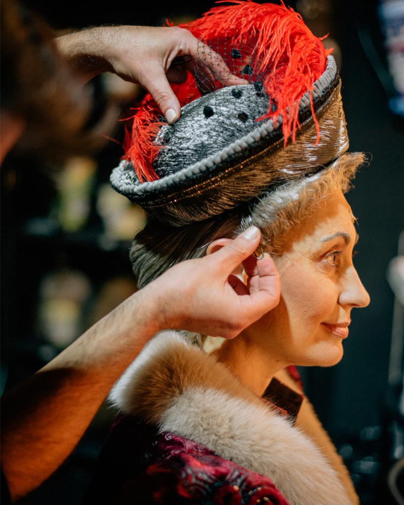 Últimos retoques antes de salir a escena. 
📷 Laura Enrech
#osechamosdemenos