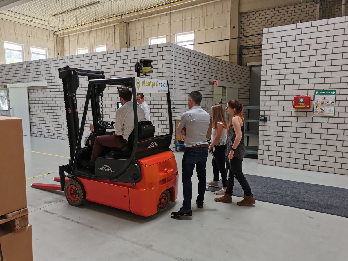 IdentPro_'s tweet photo. Besuch im Technikum @NorskHydroASA plant die Digitalisierung und möchte #scanfrei die Lagerprozesse managen. Die digitale Zwillingstechnologie #identpro hilft! Sie möchten das #SLS identpro TRACK und den #autonomen Roboter #CARRI kennen lernen? https://t.co/KJycW6VTtI https://t.co/5aRHHydTib