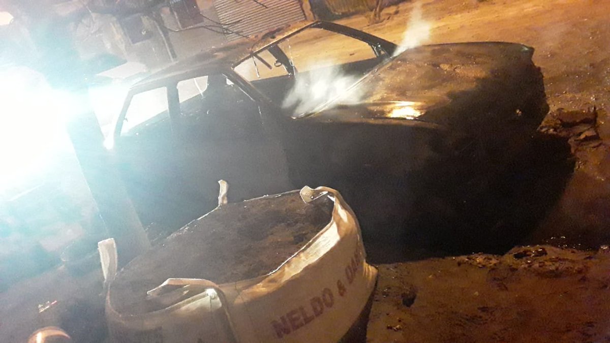 jorgeylaradio's tweet photo. #Madryn #IncendioAuto #NoQuedoNada
Cerca de las 4 de la mañana de este martes en el B° Pujol se desató un incendio en un auto que estaba en reparación.
Si bien Bomberos Madryn arribó al lugar en pocos minutos las llamas consumieron el vehiculo destruyéndolo totalmente. https://t.co/S4EpnkDka4