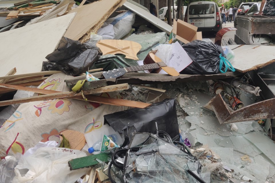 BBCNottingham's tweet photo. Mark from Nottingham, living in Beirut with his family, was at home only 650m away from the blast. 

He has set up a go fund me page in an aim to help those who are most in need. 

You can listen back to him speaking to @markdennison at https://t.co/2i1daiMVoP https://t.co/cOOq8L2RDf