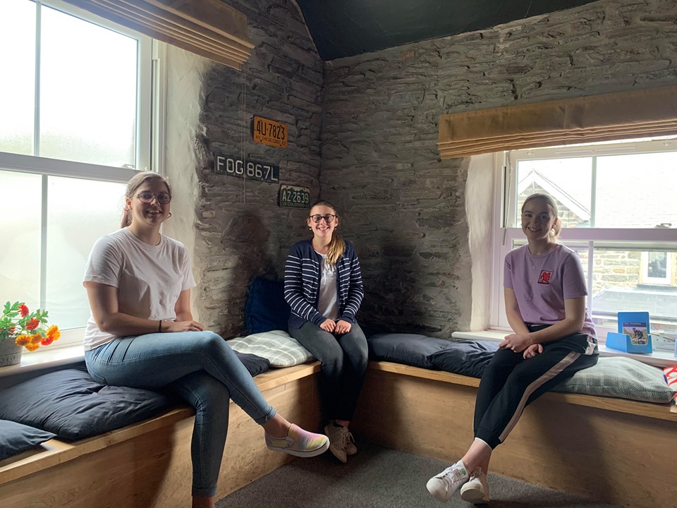 BethYdiBlaenau's tweet photo. Croeso i'n prosiect ieuenctid sy'n ehangu mynediad i'r celfyddydau yn ardal Stiniog sy'n cael ei redeg mewn partneriaeth gyda @CeLLBlaenau ac @ArloesiGwynedd. Gwyliwch y gofod am y gweithgareddau fydd yn dod i fyny yn yr wythnosau nesaf. Am rwan, dyma'r tim: Emily, Elin & Erin. https://t.co/89pKU05JHL