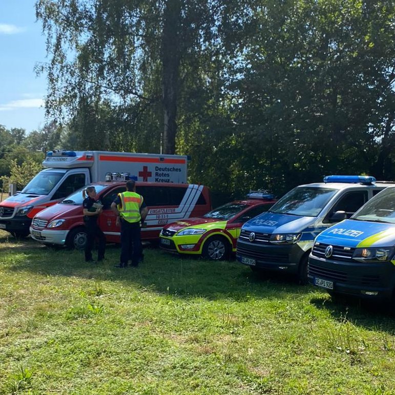 Gegenwärtig befinden wir uns zur Unterstützung der @Polizei_CE aufgrund einer Bombendrohung am Silbersee im Stadtteil Vorwerk im Einsatz. Weitere Informationen findet ihr hier: @Polizei_CE und in den örtlichen Medien. Bitte beachtet die Hinweise der Polizei und meidet das Areal!!