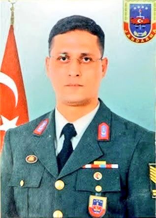 "Kahramanlar can verir, yurdu yaşatmak için."

Trabzon Maçka'da teröristlerin açtığı ateş sonucu 15 yaşında şehid olan Eren Bülbül ve Eren'i korumak için üzerine siper olarak 41 kurşunla şehid olan Başçavuş Ferhat Gedik'i rahmetle anıyorum.

#iyikivarsınEren