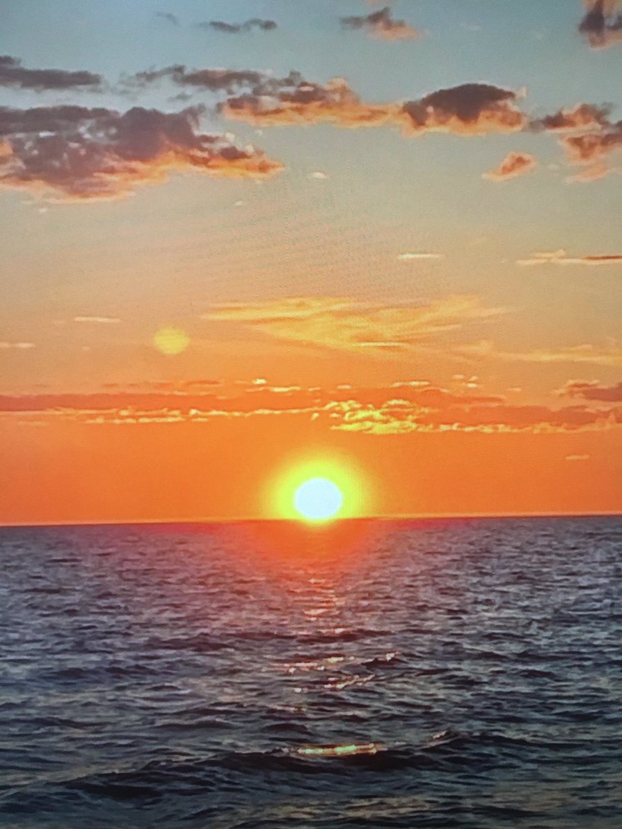 Triades0's tweet photo. Couché de soleil sur le lac St Jean, magnifique!! https://t.co/HdzNwYpe4F