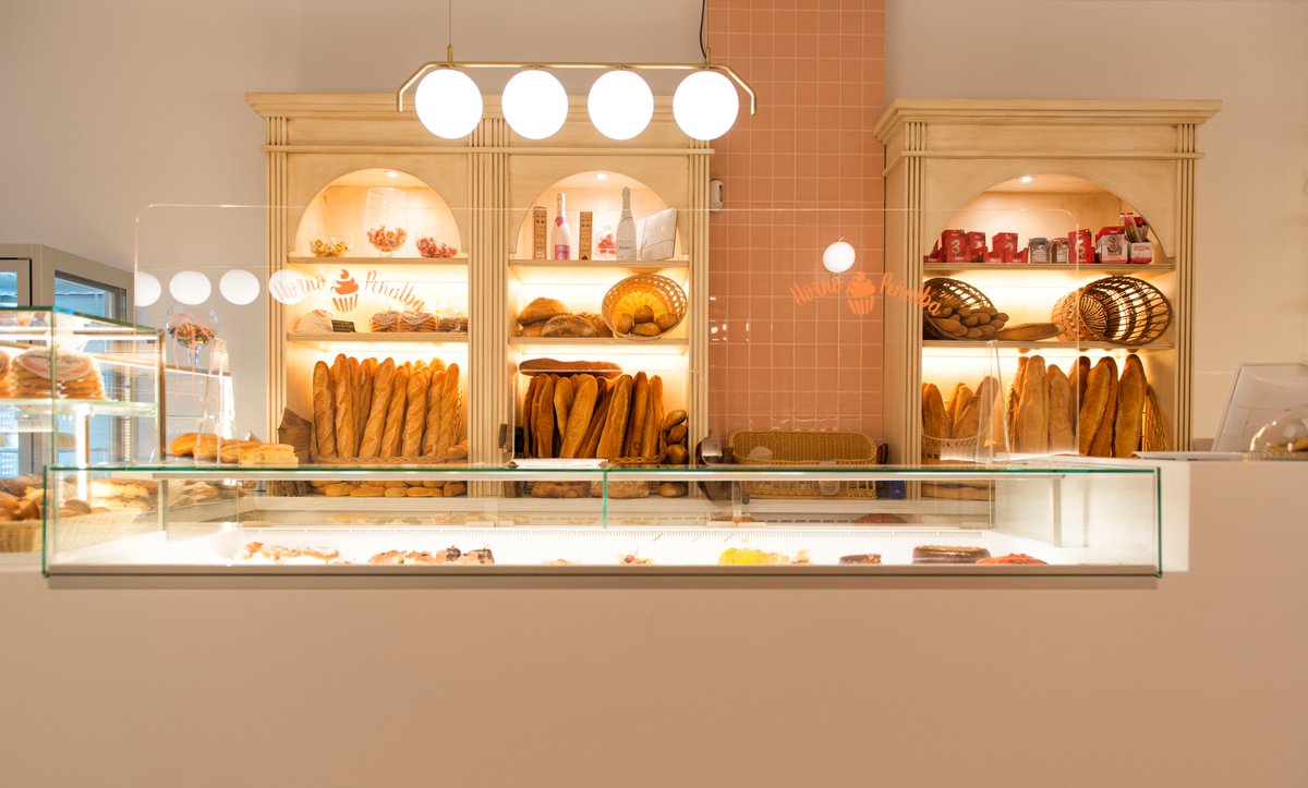 Hoy os mostramos el gran trabajo en equipo que realizan nuestros carpinteros y frigoristas en Remai.
En nuestra fábrica se realizaron desde estas traseras de corte clásico a unas vitrinas realizadas en Krion Solid Surface, no dejéis de ir a Horno Peñalba en Teruel.